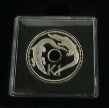 Load image into Gallery viewer, 1976 PAPUA NEW GUINEA RIVER &amp; SEA CROCODILES K1 PROOF 33mm COIN CAP &amp; BOX
