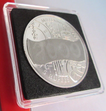 Load image into Gallery viewer, 2000 QEII MILLENNIUM HOLOGRAM DUAL DATE 2000 BUNC 5 RUPEES COIN CAPSULE &amp; COA
