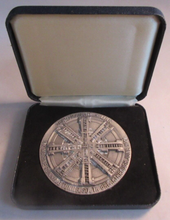 Load image into Gallery viewer, 1991 PRESENTATION MEDAL FROM THE CONSTRUCTION OF THE CHANNEL TUNNEL BOXED.
