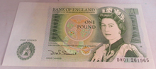 Load image into Gallery viewer, 1981 £1 BANK NOTE SOMERSET UNC DW01 261965 &amp; NOTE HOLDER
