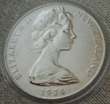 Load image into Gallery viewer, 1974 Xth BRITISH COMMONWEALTH GAMES NEW ZEALAND ONE DOLLAR CROWN COIN IN CAPSULE
