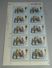 Load image into Gallery viewer, 1978 18TH CENTURY CAROL SINGERS 11P BLOCK OF TEN STAMPS MNH WITH TRAFFIC LIGHTS
