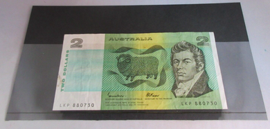 1985 AUSTRALIA TWO DOLLARS $2 BANKNOTE  JOHNSTON FRASER LKP 880730  IN HOLDER