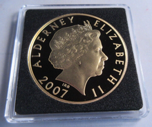 Load image into Gallery viewer, 2007 QEII WILLIAM III HISTORY OF THE MONARCHY ALDERNEY S/PROOF £5 COIN BOX &amp; COA
