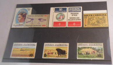 1960'S & 1970'S USA 8 X STAMPS MNH IN A CLEAR FRONTED STAMP HOLDER