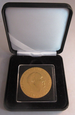 1970 SIR ALF RAMSEY ENGLAND WORLD CUP DEFENDERS GOLD PLATED MEDAL WITH BOX