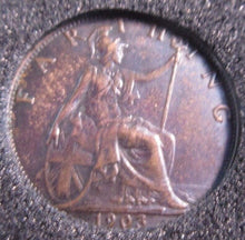 Load image into Gallery viewer, 1903 EDWARD VII DARKENED BRONZE FARTHING EF-UNC IN QUADRANT CAPSULE &amp; BOX
