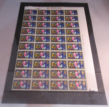 Load image into Gallery viewer, 1969 CHRISTMAS 5d  40 X STAMPS MNH WITH TRAFFIC LIGHTS &amp; STAMP HOLDER
