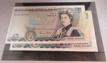 Load image into Gallery viewer, GILL QEII FIVE POUND £5 NOTES CONSECUTIVE NUMBERS RH36 264583/84 HAS STAIN
