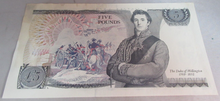 Load image into Gallery viewer, GILL QEII FIVE POUND £5 NOTES CONSECUTIVE NUMBERS RH36 264583/84 HAS STAIN
