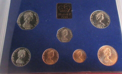1983 ISLE OF MAN DECIMAL COIN SET OF SEVEN COINS & TOKEN IN ROYAL MINT RED BOOK