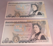 Load image into Gallery viewer, GILL QEII FIVE POUND £5 NOTES CONSECUTIVE NUMBERS RH36 264583/84 HAS STAIN
