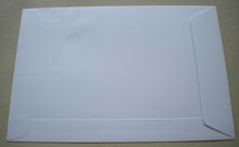 Load image into Gallery viewer, 2011 WILLIAM &amp; KATE A ROYAL LOVE STORY, ST JUSTINE HOSPITAL COMMEMORATIVE COVER
