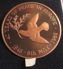 Load image into Gallery viewer, 1945-1985 40TH ANNIVERSARY END OF WWII HIGH RELIEF BRONZE MEDAL 63MM BOX SCARCE
