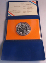 Load image into Gallery viewer, 1945-1985 40 YEARS OF LIBERATION SILVER PLATED BRONZE 38mm MEDAL WITH WALLET
