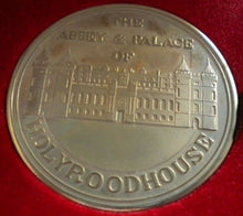 Load image into Gallery viewer, ABBEY &amp; PALACE OF HOLYROODHOUSE SILVER JUBILEE1952-1977 MEDAL IN ORIGINAL BOX
