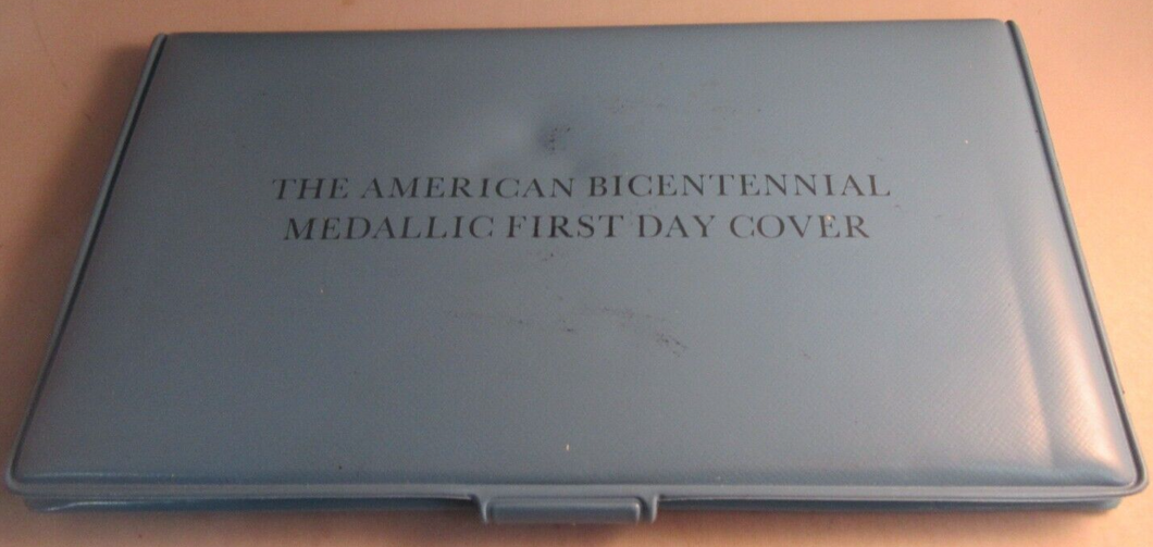 1976 THE AMERICAN BICENTENNIAL MEDALLIC FIRST DAY COVER WITH PADDED ALBUM