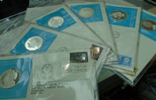 Load image into Gallery viewer, 1975 - 77 UNITED NATIONS OFFICIAL SILVER PROOF MEDAL COVER WITH STAMPS IN SLEAVE
