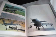 Load image into Gallery viewer, 2004 THE HISTORY OF FLIGHT DAVID SIMONS &amp; THOMAS WITHINGTON HARDBACK BOOK
