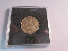 Load image into Gallery viewer, 1946 GEORGE VI BRASS 3 THREE PENCE SPINK REF 4112 BOXED IN QUAD CAPSULE SCARCE
