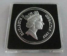 Load image into Gallery viewer, 1997 GOLDEN WEDDING BAND AMOR VINCIT OMNIA SILVER PROOF £5 FIVE POUND COIN BOXED
