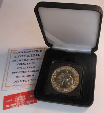 1952-1977 SOUTHAMPTON SALUTES THE SILVER JUBILEE BU BRASS MEDAL CAPSULE BOX &COA