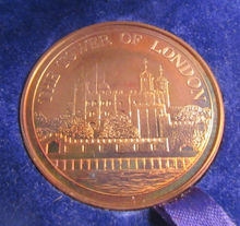 Load image into Gallery viewer, 1078-1978 THE TOWER OF LONDON BRONZE MEDALLION 45MM BOXED
