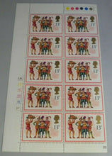 Load image into Gallery viewer, 1978 CHRISTMAS THE BOARS HEAD CAROL 13P BLOCK OF 10 STAMPS MNH TRAFFIC LIGHTS
