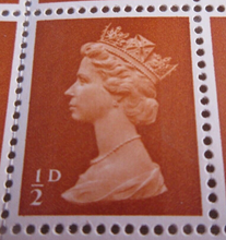 Load image into Gallery viewer, 1968 MACHIN DEFINITIVE HALF SHEET 1/2d 120 X STAMPS MNH &amp; STAMP HOLDER
