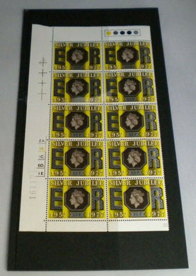 1977 SILVER JUBILEE 1952-1977 13p BLOCK OF 10 STAMPS MNH & TRAFFIC LIGHTS