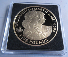 Load image into Gallery viewer, 2007 QEII WILLIAM &amp; MARY HISTORY OF THE MONARCHY ALDERNEY S/PROOF £5 COIN BOXCOA
