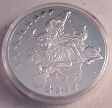 Load image into Gallery viewer, 1998 THE MONEY OF EUROPE SILVER PLATED 35MM MEDALLION WITH INSET EURO CAP &amp; COA
