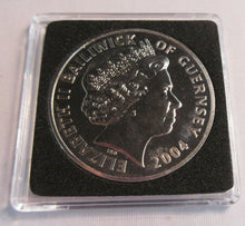 Load image into Gallery viewer, 2004 QEII CRIMEA 1854-2004 BUNC BAILIWICK OF GUERNSEY £5 COIN &amp; CAPSULE
