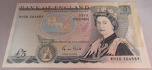 Load image into Gallery viewer, GILL QEII FIVE POUND £5 NOTES CONSECUTIVE NUMBERS RH36 264583/84 HAS STAIN
