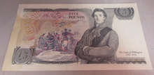 Load image into Gallery viewer, GILL QEII FIVE POUND £5 NOTES CONSECUTIVE NUMBERS RH36 264583/84 HAS STAIN
