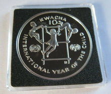 Load image into Gallery viewer, 1980 YEAR OF THE CHILD ZAMBIA 10 KWATCHA SILVER PROOF COIN COA &amp; BOX
