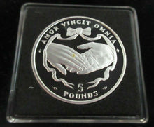 Load image into Gallery viewer, 1997 GOLDEN WEDDING BAND AMOR VINCIT OMNIA SILVER PROOF £5 FIVE POUND COIN BOXED
