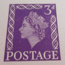 Load image into Gallery viewer, QUEEN ELIZABETH II POSTCARD 3d UNUSED WITH CLEAR FRONTED HOLDER
