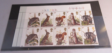 Load image into Gallery viewer, 1977 BRITISH WILDLIFE 9p 20 X STAMPS MNH WITH TRAFFIC LIGHTS &amp; STAMP HOLDER
